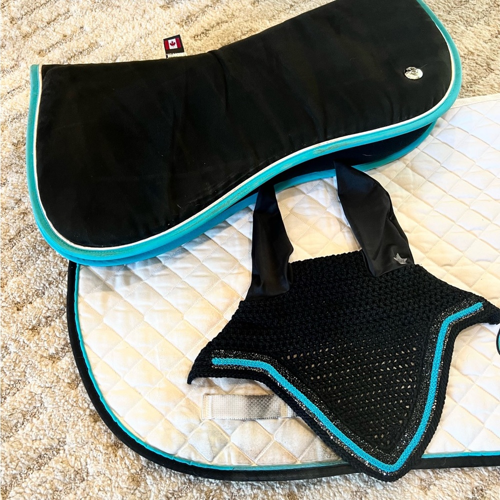 Ogilvy and Equstar matching horse saddle pads and bonnet - Picture 3 of 10